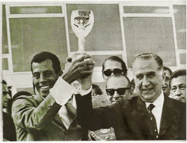 ex-presidente Médici erguendo a taça da Copa do Mundo 1970
