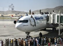 Afegãos tentando fugir em avião