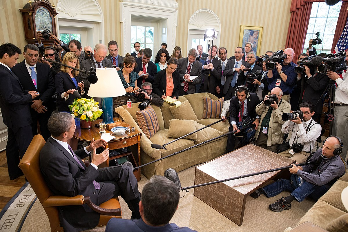nos Estados Unidos, o jornalismo e as elites tem relação complicada. A foto mostra Barack Obama em uma sala na Casa Branca, em Washington, cheia de repórteres.