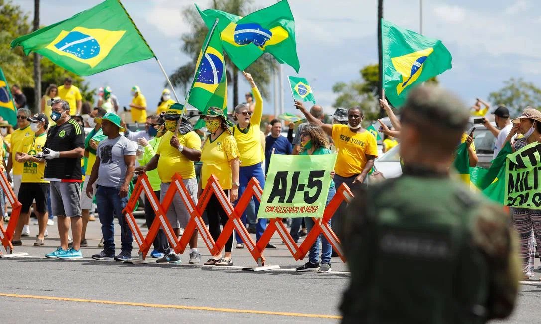 Ato pró-Bolsonaro com pedidos antidemocráticos, como o retorno do AI-5. Isabela Kalil afirma que a presença da extrema direita nas redes sociais independe do resultado das eleições deste ano.