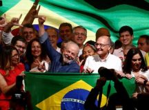 A imagem mostra lula, cercado por apoiadores e evelhos adversários políticos do Brasil, que se uniram em prol da derrotar o governo Bolsonaro na eleição deste ano