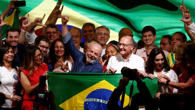 A imagem mostra lula, cercado por apoiadores e velhos adversários políticos do Brasil, que se uniram em prol da derrotar o governo Bolsonaro na eleição deste ano