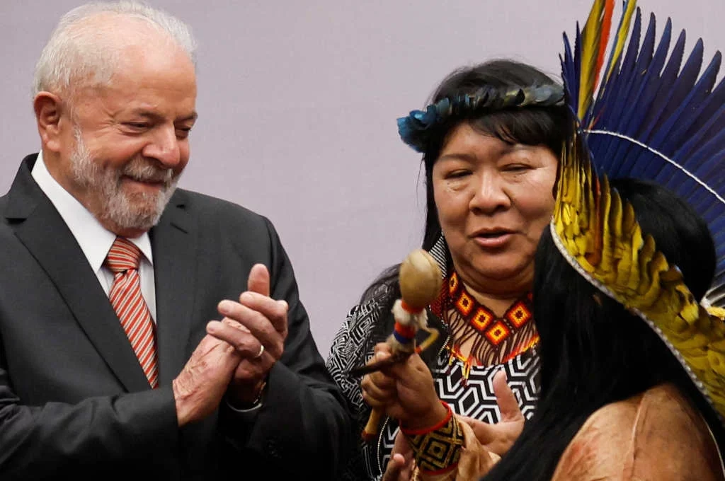 Lula anuncia a criação do Ministério dos Povos Originários. Na imagem, o presidente eleito aparece ao lado de lideranças indígenas.