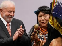 Lula anuncia a criação do Ministério dos Povos Originários. Na imagem, o presidente eleito aparece ao lado de lideranças indígenas.